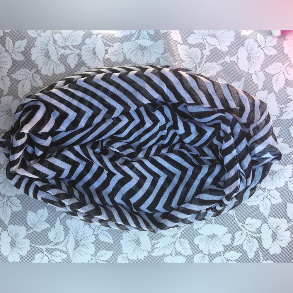 Infinity scarf black/white chevron